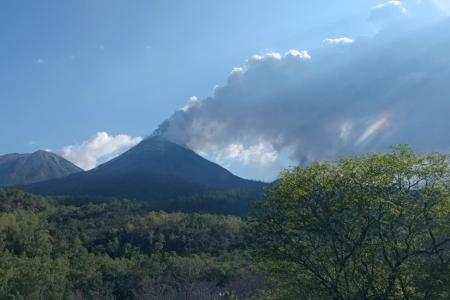 １３日、インドネシア東部フロレス島で噴煙を上げる山（ＡＰ＝共同）