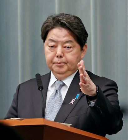 記者会見する林官房長官＝１４日午前、首相官邸