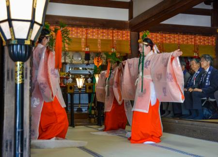 奈良県桜井市の大神神社で催された醸造安全祈願祭＝１４日午前