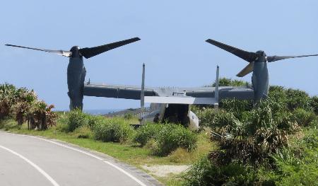 左翼が地面と接触し、機体の一部が損傷した陸上自衛隊のＶ２２オスプレイ＝１０月２７日、沖縄県・与那国島（基地いらないチーム石垣提供）