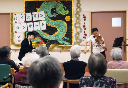 石川県七尾市の高齢者施設を訪れ、演奏するバイオリニストの五嶋みどりさん（右）とピアニストの藤田真央さん＝１４日午前