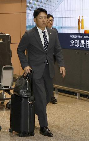 台湾の桃園国際空港に到着した野球日本代表の井端監督＝１４日（共同）