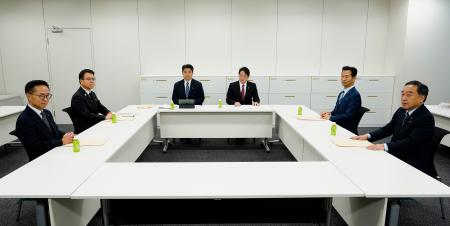 国会内で開かれた自民、公明、国民民主３党による経済対策を巡る政策協議＝１５日午前