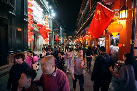 北京市内の繁華街を歩く人たち＝１０月（共同）