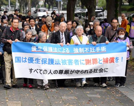 控訴審第１回口頭弁論で名古屋高裁に向かう原告の尾上敬子さん（前列右から３人目）と夫一孝さん（同２人目）ら＝１５日午後、名古屋市