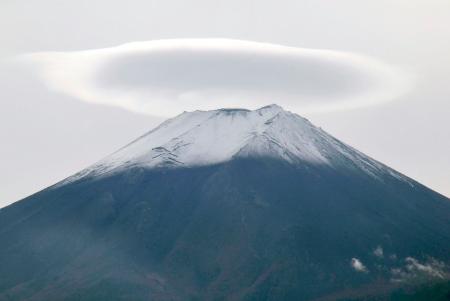 山梨県富士吉田市から見えた、雪化粧した富士山の上に浮かぶ笠雲＝１５日午後