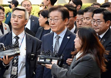 判決後、ソウル中央地裁を出る最大野党「共に民主党」の李在明代表（中央）＝１５日（共同）