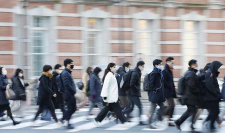 ＪＲ東京駅前を通勤する人たち