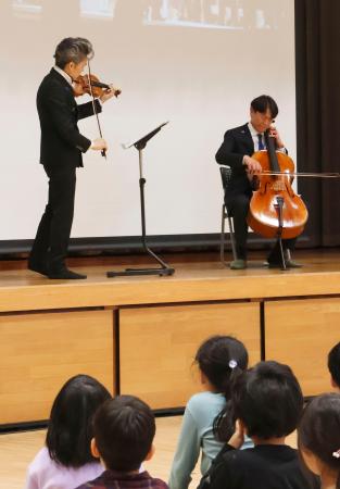 横田めぐみさんの帰国を願う音楽集会で、バイオリンを演奏する吉田直矢さん（左）＝１５日午後、新潟市