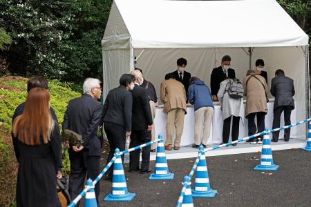 亡くなられた三笠宮妃百合子さまを悼み、記帳する人たち＝１６日午前、東京・元赤坂の赤坂御用地