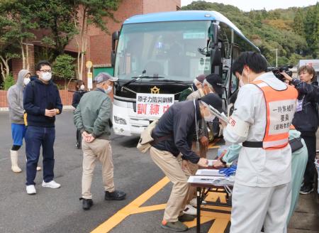 防災訓練が実施され、避難所へバスで移動する参加者＝１６日午前、松江市