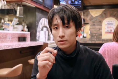 高校生にカフェを経営してもらうプロジェクトについて説明する早稲田大２年の小島慶久さん＝３日、東京都新宿区