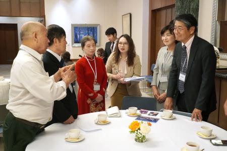 １６日、ハノイで交流する伊藤直樹駐ベトナム大使（右端）と元日本兵の家族ら（共同）