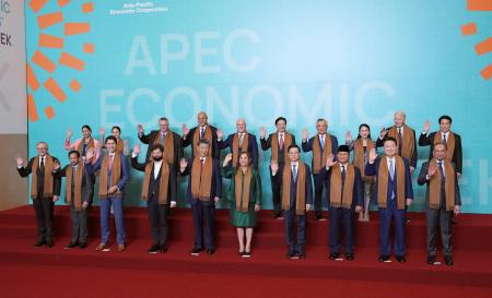 ＡＰＥＣ首脳会議の記念写真に納まる各国首脳ら＝１６日、ペルー・リマ（共同）