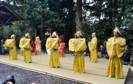 和歌山県かつらぎ町の遍照寺で奉納された古典芸能「花園の仏の舞」＝１７日午後