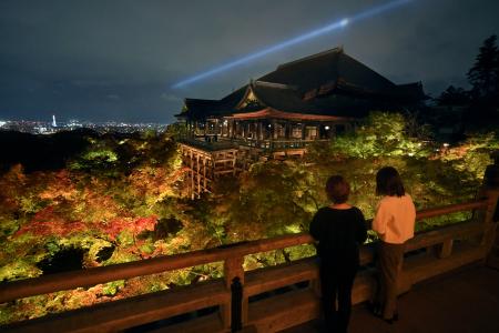 秋の夜間特別拝観が始まるのを前に試験点灯でライトアップされた京都市東山区の清水寺＝１７日夜