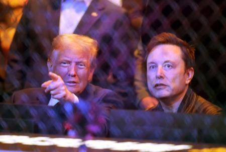 米ニューヨークでトランプ次期大統領（左）と話すイーロン・マスク氏＝１６日（Ｂｒａｄ　Ｐｅｎｎｅｒ―Ｉｍａｇｎ　Ｉｍａｇｅｓ提供、ロイター＝共同）