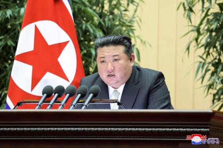 朝鮮人民軍の大隊長らによる集会で演説する北朝鮮の金正恩朝鮮労働党総書記＝１５日、平壌（朝鮮中央通信＝共同）