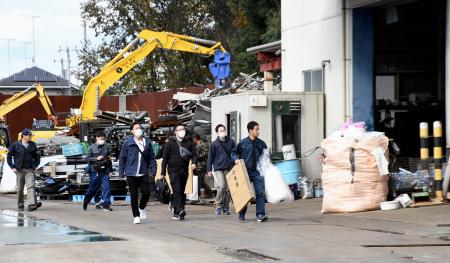 　栃木県小山市の金属買い取り店に家宅捜索に入る捜査員ら＝１８日午前１０時２５分