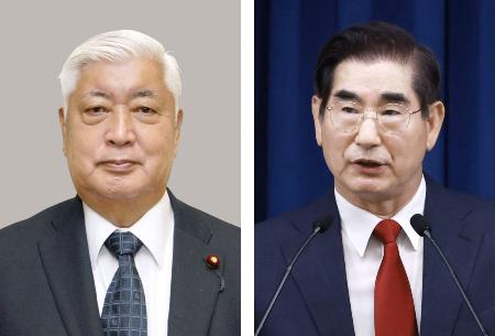 中谷元・防衛相（左）、韓国の金龍顕国防相（聯合＝共同）