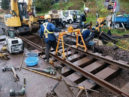 　ＪＲ函館線で、破損した枕木の交換作業の様子＝１７日、北海道森町（ＪＲ北海道提供）