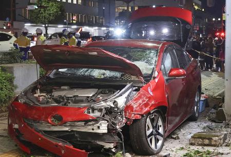 歩道に乗り上げ、歩行者を巻き込む事故を起こした乗用車＝１１日、鹿児島市