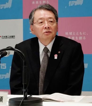 記者会見する日本商工会議所の小林健会頭＝１８日午後、東京都千代田区