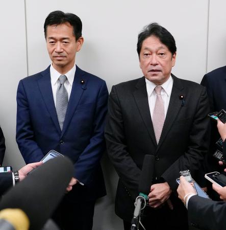 会談後、取材に応じる公明党の岡本政調会長（左）と自民党の小野寺政調会長＝１８日午後、国会