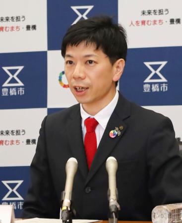 就任後初めての記者会見をする愛知県豊橋市の長坂尚登市長。新アリーナについて契約解除に向けた手続きに入るよう指示した、と表明した＝１８日午後、豊橋市役所