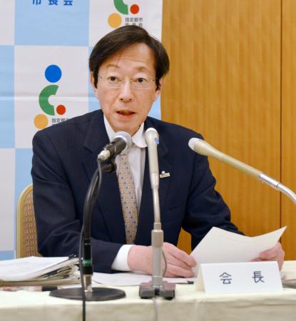 記者会見する指定都市市長会会長の久元喜造神戸市長＝１８日午後、東京都内