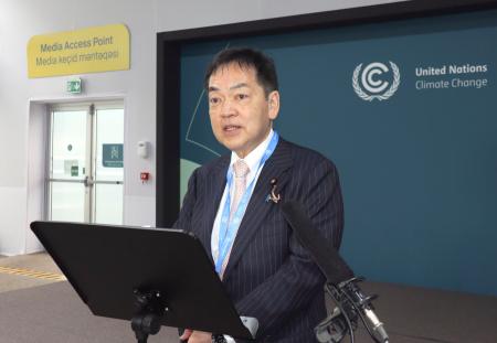 ＣＯＰ２９の会場で報道陣の取材に応じる浅尾環境相＝１８日、アゼルバイジャン・バクー（共同）