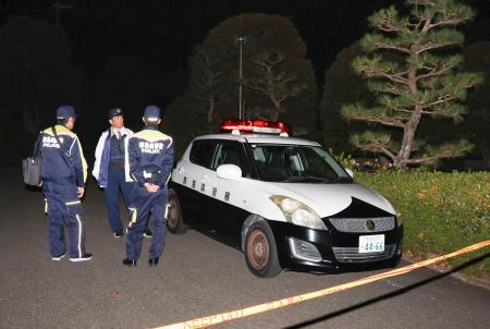 遺体が見つかった奈良市富雄元町の霊園付近＝１８日午後１０時７分