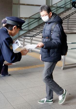 梶谷恭暉さんの情報提供を求め、ＪＲ岡山駅で行われたビラ配り＝１９日午前