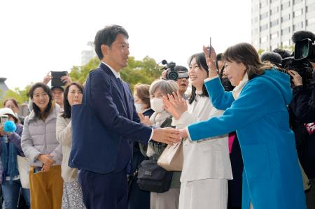 集まった支援者らに出迎えられ、兵庫県庁に登庁する斎藤元彦氏＝１９日午前