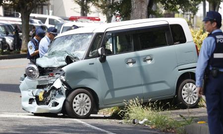 路線バスと衝突した軽乗用車＝８月、福岡市早良区