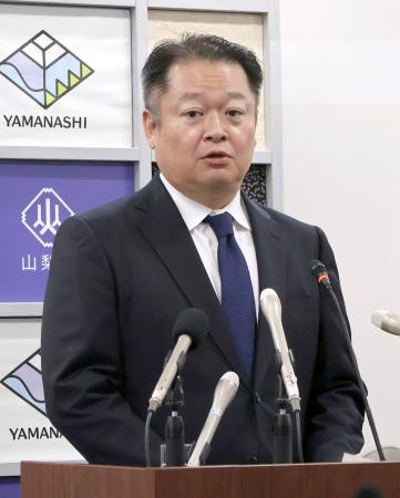 記者会見する山梨県の長崎幸太郎知事＝１９日午後、山梨県庁