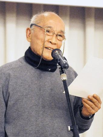 詩を朗読する谷川俊太郎さん＝２０１５年