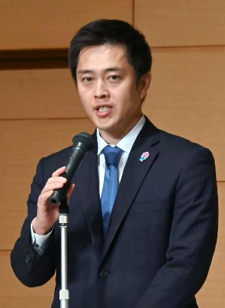 政治団体・大阪維新の会の代表選で再選を果たし、あいさつする吉村洋文大阪府知事＝１９日夜、大阪市