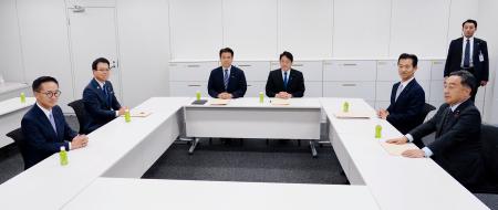 経済対策を巡る政策協議に臨む自民、公明、国民民主３党の政調会長ら＝１９日午後、国会