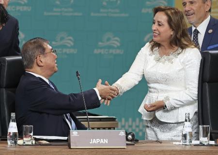 ＡＰＥＣ首脳会議の初日討議を前に、ペルーのボルアルテ大統領（右）と言葉を交わす石破首相＝１５日、ペルー・リマ