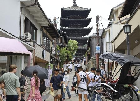 訪日客らでにぎわう京都市内＝２０２４年６月