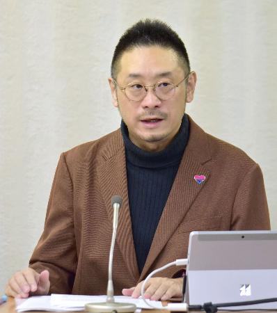 記者会見する監督有志の代表の東海林毅監督＝２０日午後、東京都内