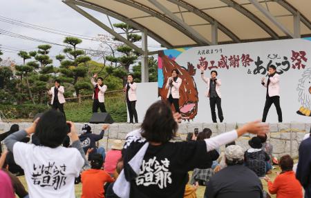 昭和歌謡ユニット「いばらき若旦那」のライブ＝１６日、茨城県大洗町