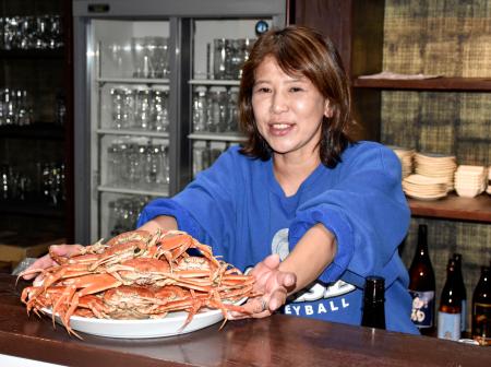 居酒屋「復興酒場」で香箱ガニを提供する松下直子さん＝石川県輪島市