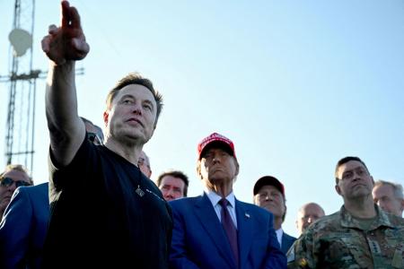 米テキサス州で宇宙船の打ち上げに立ち会うイーロン・マスク氏（左）とトランプ次期大統領＝１９日（ロイター＝共同）