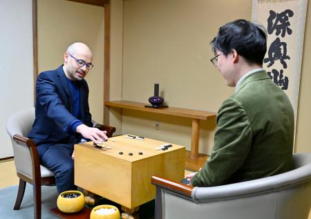 井山裕太三冠（右）と記念対局するデミス・ハサビス氏＝２１日午後、東京都千代田区の日本棋院