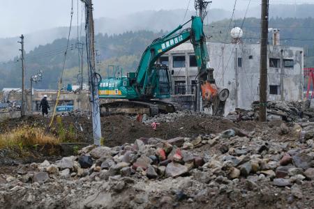 能登半島地震による大火で被災した建物の解体作業が続く、石川県輪島市の「輪島朝市」周辺＝２１日午前