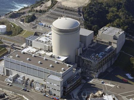 関西電力美浜原発３号機＝１４日、福井県美浜町（共同通信社ヘリから）