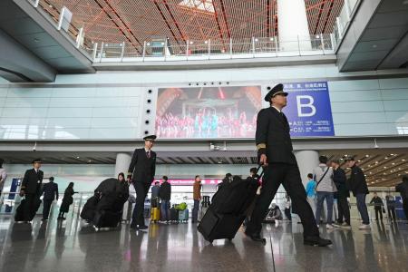 　北京首都国際空港の到着ロビー＝２２日（共同）