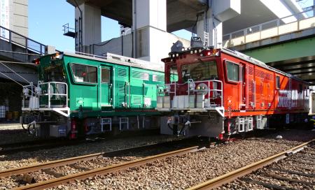 新幹線の線路点検に使うＪＲ東日本の２種類の新型車両＝２２日午前、東京都北区